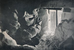 Rydder afdrift fra vinduet til hytten ved Cape Adare, c1911, 1913 af G. Murray Levick