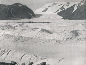 Sprækket is ved indgangen til Priestley Glacier, c1911, 1913