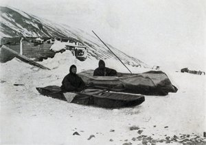 De to kajakker i land, c1911, 1913 af G. Murray Levick