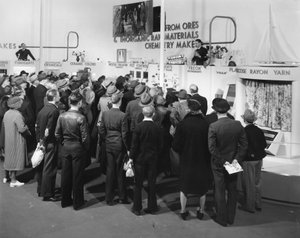 Produktdemonstrationer, New York Worlds Fair, 1939 af Gabriel Moulin