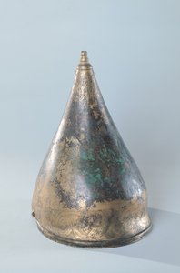 Hjelm med indskåret dekoration, fra en grav i Berru, Marne (bronze) (se også 128317)