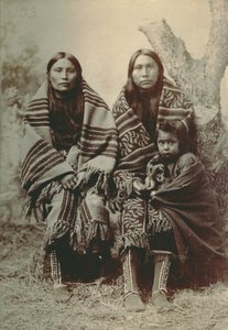 To Comanche -kvinder og et lille barn af George A. Addison