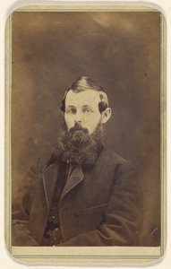 [Uidentificeret mand med fuldskæg, siddende]. af George A. Lenzi