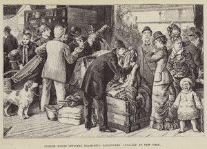 Toldembedsmænd undersøger passagerers bagage i New York