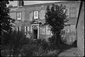 Clarence Hotel, Lead Yard, Darlington, 1942. af George Bernard Wood