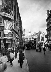 Folk, der går forbi Astoria Theatre i Charing Cross Road, Westminster, London, begyndelsen af 1930