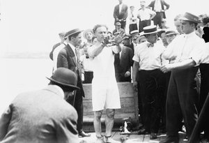 Harry Houdini bliver lagt i håndjern, inden han bliver naglet fast i en kasse og sænket ned i New York Bay, 1912