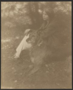[Siddende kvinde med hund] af George H. Seeley