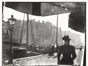 Portræt af en kvinde, der går langs Prinsengracht i Amsterdam af George Hendrik Breitner