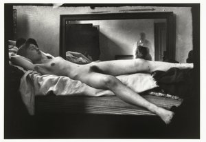 Portræt af en kvindelig nøgen med den fotograferende Breitner i spejlet
