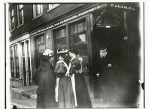 Fire unge kvinder på gaden foran Kogginks smagslokale i Runstraat i Amsterdam af George Hendrik Breitner