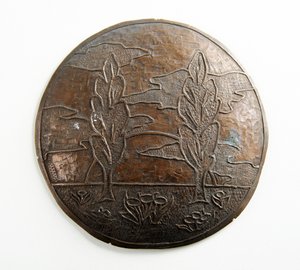 Konveks plak med træer, skyer og blomster (metal) af George James Frampton