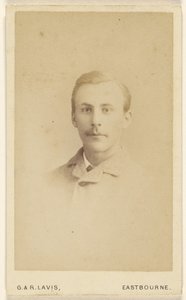 [Uidentificeret mand med overskæg, i vignette-stil]. af George Lavis