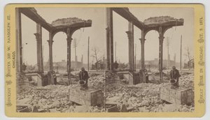 Stereograf af en mand, der køler et pengeskab blandt ruinerne efter Chicago-branden i 1871, 1871 (bw-foto på kortholder)