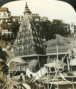 Templer på bredden af Ganges, Benares, Indien, c1909. af George Rose