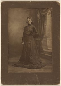 [Portræt af en ung kvinde i lang sort kjole, stående]. af George W. Killian