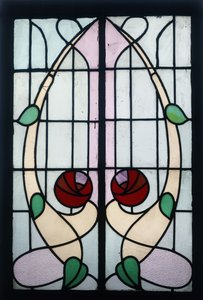 Et farvet glaspanel, der viser stiliserede roser (blyfarvet glas, træramme)
