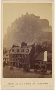 Edinburgh Castle set fra Grassmarket af George Washington Wilson