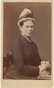 Uidentificeret kvinde med kyse og sløjfe, siddende med hænderne samlet af George Washington Wilson