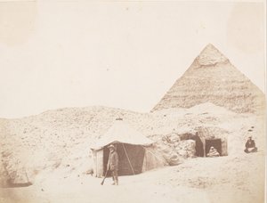 Fotografen foran sit telt på stedet for Khafre Chephrens pyramide, 1851.
