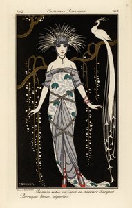 Flot aftenkjole i sølvbrokade, blå paryk og fjer. af Georges Barbier