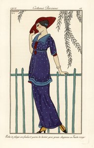 Kvinde i strandkjole af foulard dekoreret med store prikker, rød ruskindshat. Robe de plage en foulard garni de tussor gros grain, chapeau en ruskind rouge. Håndfarvet pochoir (stencil) radering efter en illustration af George Barbier fra Tommaso Antongini af Georges Barbier