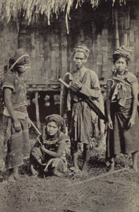Burma: En Kachin-mand med den karakteristiske dah og tre kvinder (s/h-billede)