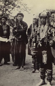 Burma: Akha-mænd med kvinder i al deres finurlighed (s/h-billede) af Georges Bertin Scott