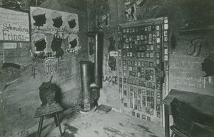 Et rum med vægge dækket af graffiti, der henviser til vigtige samtidige personer som Bussche og Waldow. Postkort sendt i 1913. af German Photographer