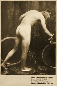Kabinetkort af en nøgen cyklist, ca. 1898 (sepiafoto)