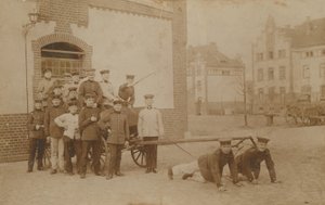 Tyske soldater trækker (kanon) vogn. Postkort sendt i 1913. af German Photographer