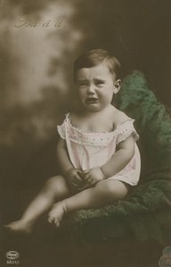 Postkort af en grædende dreng, sendt i 1913 (håndkoloreret foto) af German Photographer