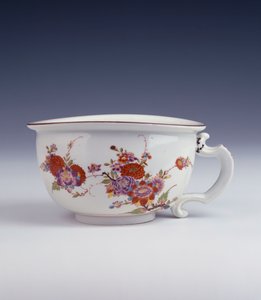 En Bottger bourdaloue af uregelmæssig oval form malet på måden af Johann Ehrenfried Stadler, ca. 1725 af German School