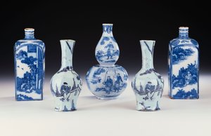 Et udvalg af Frankfurt blå og hvid keramik i kinesisk stil, herunder to Frankfurt blå og hvid spritkolber, et par Frankfurt ottekantede Yan Yan vaser og en Frankfurt blå og hvid dobbelt græskar vase, ca. 1700-10 (keramik ) af German School