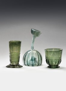 Et waldglasbæger, et strangenglas og en kuttrolf (glas) af German School