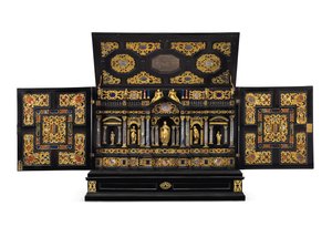 Et Augsburg forgyldt metal, bjergkrystal og pierre dure monteret ibenholt, kongetræ og eboniseret bordskab, ca. 1630-40 af German School