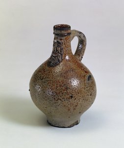 Bartmannkrug eller Bellarmine vinflaske dekoreret med en påført skægget ansigtsmaske, Tyskland, ca. 1630-40 (saltglaseret stentøj)