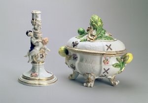 Lysestage og overdækket skål fra St. Andrew Service, Meissen, 1744-5 (porcelæn)