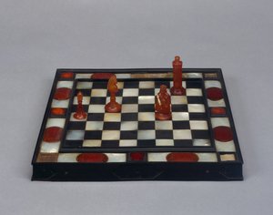 Skakbræt (ibenholt, perlemor, rav og træ)