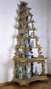 Samling af blåt og hvidt chinoiserie porcelæn på pyramidestativ, tysk, forgyldt træ, tidligt 18. århundrede
