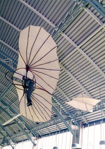 Svævefly lavet til Otto Lilienthal (1848-96) ca. 1891 (bomuld og træ) (se også 56774) af German School