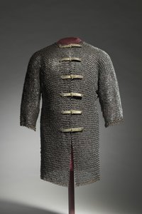 Hauberk, ca. 1400-1450 (stål og messing ringe, nittet med moderne spænder og stropper) af German School