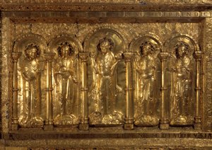 Foran alteret i Cathedrale of Bale Around the Benching Christ, de tre ærkeengle (Michael, Gabriel og Raphael) og Saint Benedict of Nursie, og ved hans fødder sagde kejser Henrik II, at den hellige (973-1024) og Imponer Cunegonde (975-103 af German School