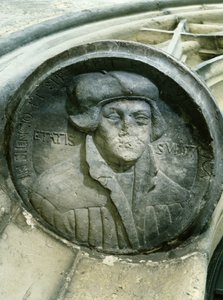 Martin Luther i en alder af 57 med Luthers Rose, C16th (relief) af German School
