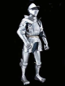 "Maximilian" feltpanser fra "Fico"-gruppen, med tilhørende hjelm, ca. 1525-30, dekoreret ca. 1805 (ætset stål med moderne læder og restaureringer) af German School