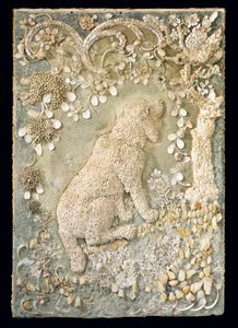 En af et par Louis XV siddende hunde modelleret i relief, inden for en grotte-lignende omkreds af German School
