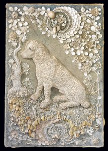 En af et par Louis XV siddende hunde modelleret i relief, inden for en grotte-lignende omkreds (skalværk, koraller, kvarts og farvet gesso) (se også 375094) af German School