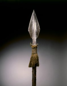 Paradespyd, Augsburg, ca. 1570-1600 (stål, messing, træ og læder med ulden kvast) af German School