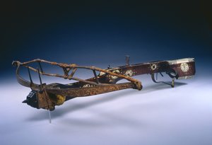 Pillearmbrøst (træ, gevir, hør og stål) af German School