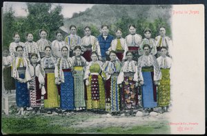 Postkort, der forestiller rumænsk traditionel dragt i regionen Arges, ca. 1900-10 af German School